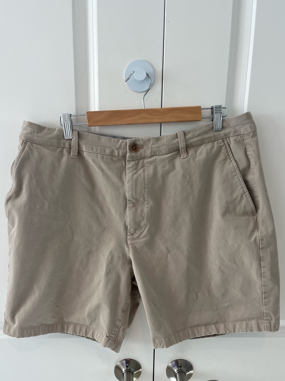 Bonobos Men's 38” waist 7” long flat front chino shorts in khaki